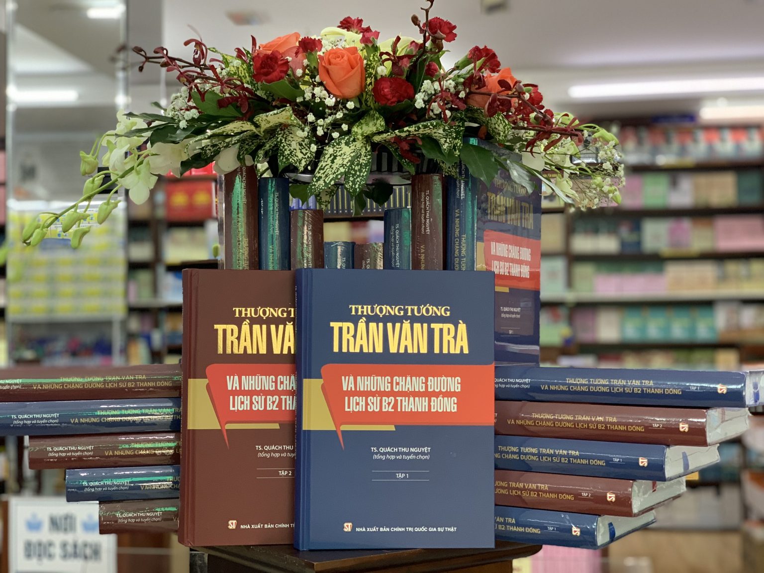 Bộ sách gồm 2 tập về Thượng tướng Trần Văn Trà. Ảnh: nhà xuất bản Chính trị Quốc gia Sự thật