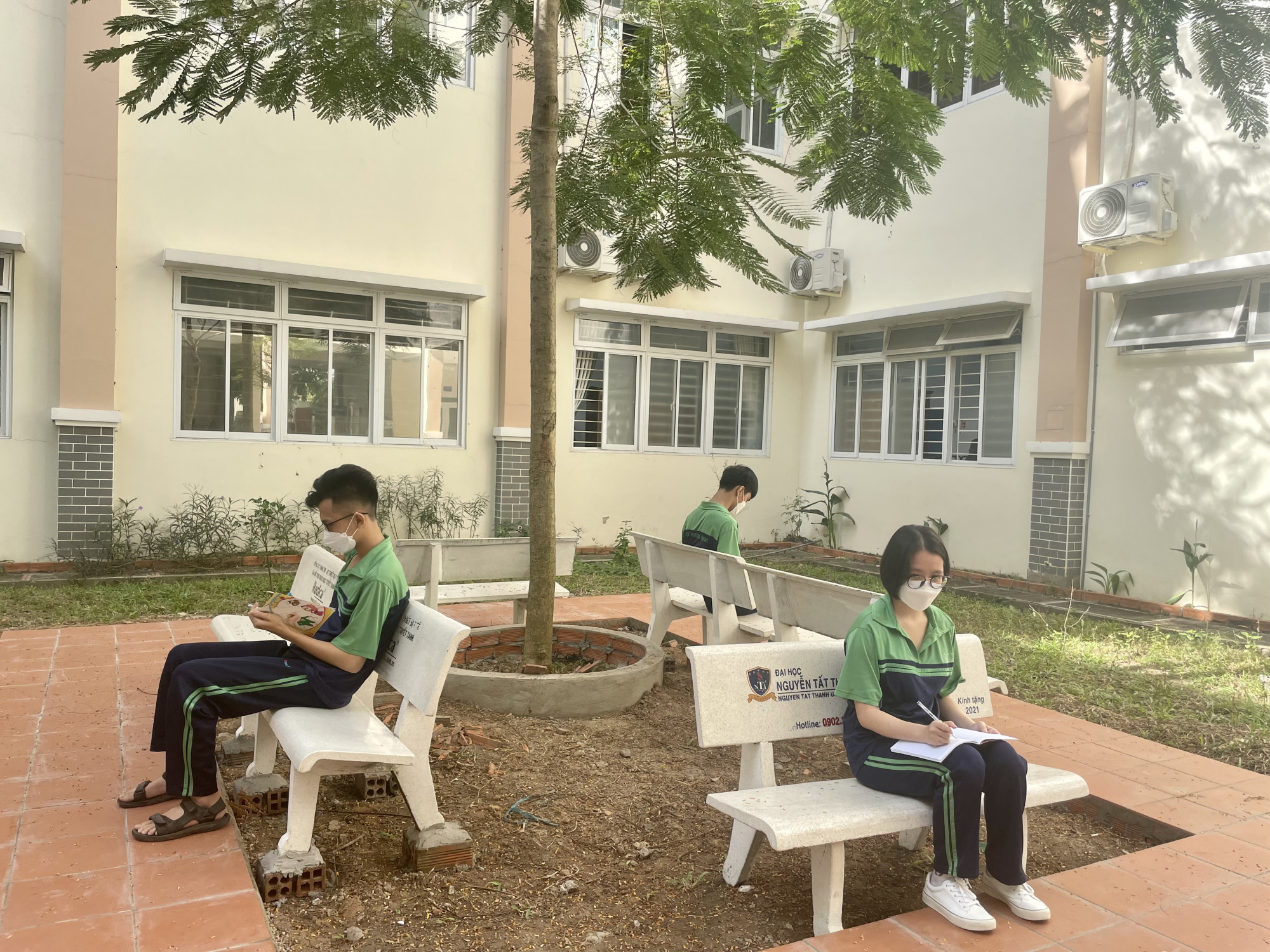 Học sinh Trường THPT Dương Văn Thì ngồi ôn bài tại công viên nhà trường