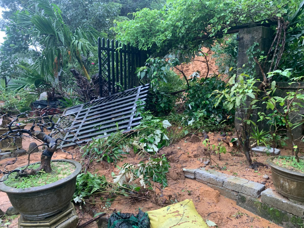Do mưa lớn nhiều ngày nay khiến lượng đất đá trên núi Phú Gia đổ ụp xuống từ tràn vào vườn nhà dân, may mắn không có ai bị thương 