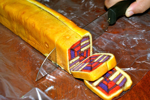 Mặt cắt của bánh thể hiện tay nghề và khả năng phối màu tuyệt vời của thợ bánh. Ảnh: Internet