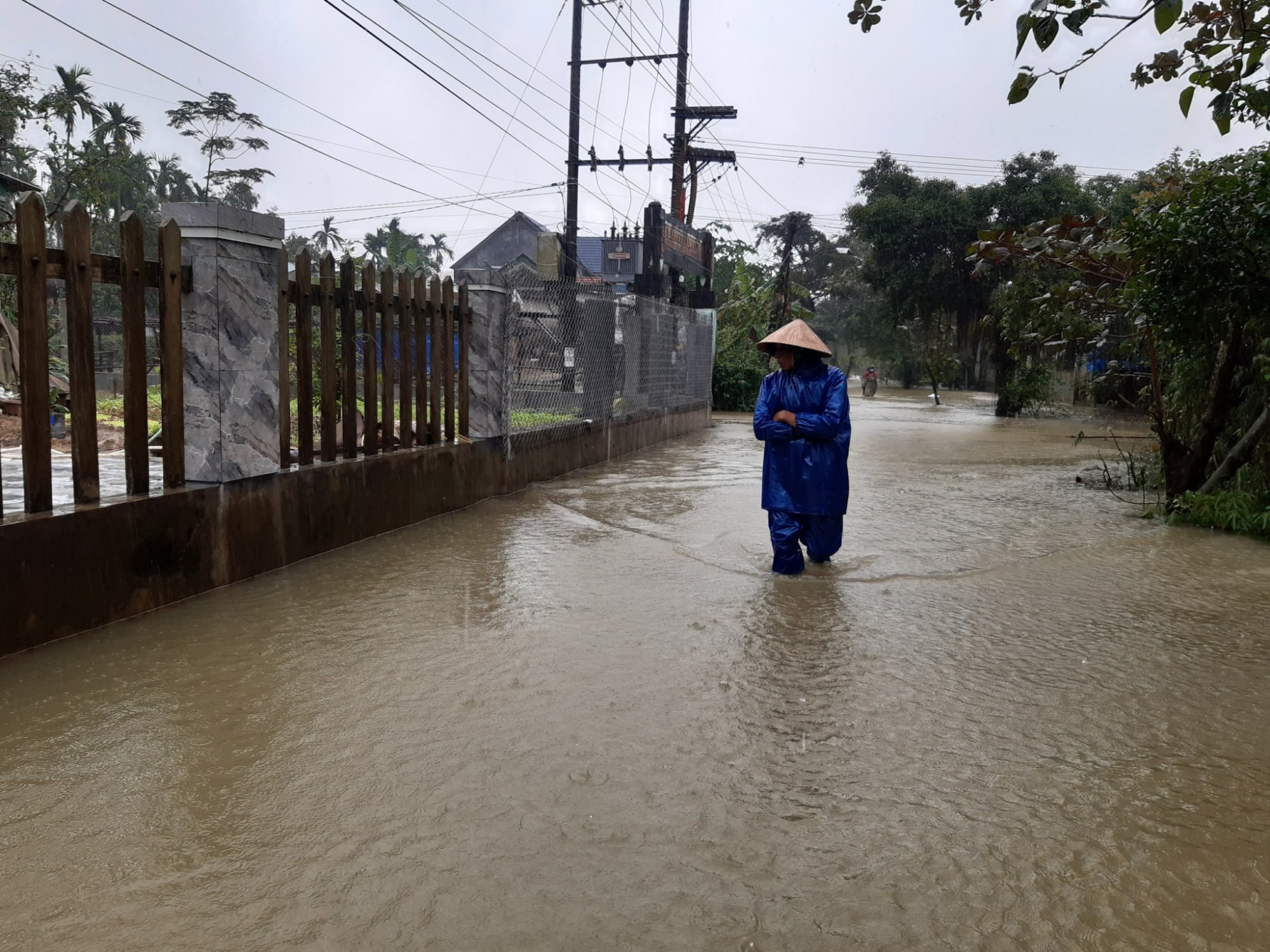 Mưa lớn liên tục hai ngày qua đã gây ngập lụt cục bộ tại nhiều xã vùng trũng ở huyện Quảng Điền, giao thông đi lại bị ảnh hưởng, rau màu vụ đông bị ngập úng. 