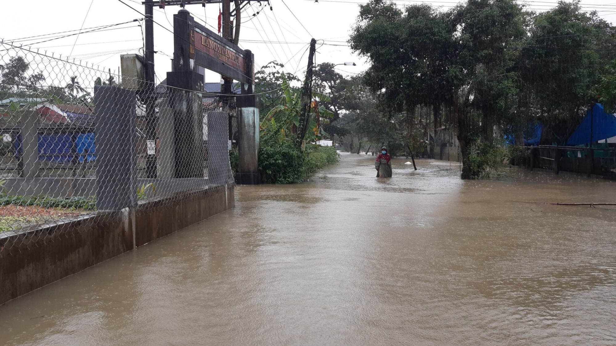 Ban chỉ huy PCTT&TKCN tỉnh Thừa Thiên - Huế cũng phát đi cảnh báo nguy cơ lũ quét, sạt lở đất, ngập úng tại một số khu vực cụ thể trên địa bàn, như tuyến Tỉnh lộ 71 từ xã Phong Xuân (huyện Phong Điền) đi đến các khu vực thủy điện Rào Trăng 3, A Lin B2, A Lin B1; đoạn đường đèo A Co trên Quốc lộ 49A, đường Hồ Chí Minh; khu vực các đèo Phước Tượng, Phú Gia trên tuyến Quốc lộ 1; đường cao tốc Cam Lộ - La Sơn, tuyến đường tránh Huế... Trong ngày 26/12, mưa lớn cũng đã gây ngập úng cục bộ tuyến Quốc lộ 1A đoạn từ 882+600 đến 882+800, nước tràn qua mặt đường 15cm. Ngay khi nước tràn mặt đường, các đơn vị chức năng đã bố trí lực lượng trực tuyến và đặt các biển báo, rào chắn, để đảm bảo an toàn giao thông.