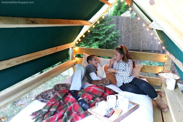 Chiều lều gỗ đã hoàn thành, vì có phần bạt mái nên lều sẽ an toàn kể cả khi trời mưa.