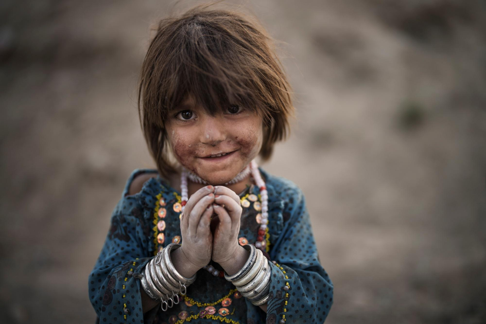 Bức ảnh chụp vào ngày 27/9 cho thấy cô bé Laila vui chơi trong một khu phố nghèo ở Kabul, Afghanistan, nơi hàng trăm người di cư từ miền đông của đất nước đã sinh sống suốt nhiều năm