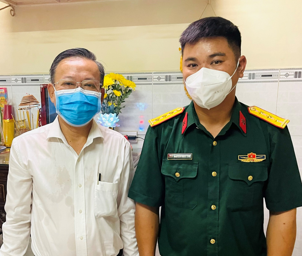 Trưởng Ban Dân vận Thành ủy TPHCM thăm hỏi, động viên Thượng úy Nguyễn Khắc Tân.