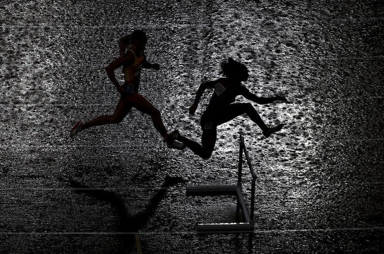 Toàn cảnh các vận động viên thi đấu khi mưa rơi trong trận bán kết Vượt rào 400 m nữ tại Thế vận hội Tokyo 2020 ở Tokyo, Nhật Bản, ngày 2/8