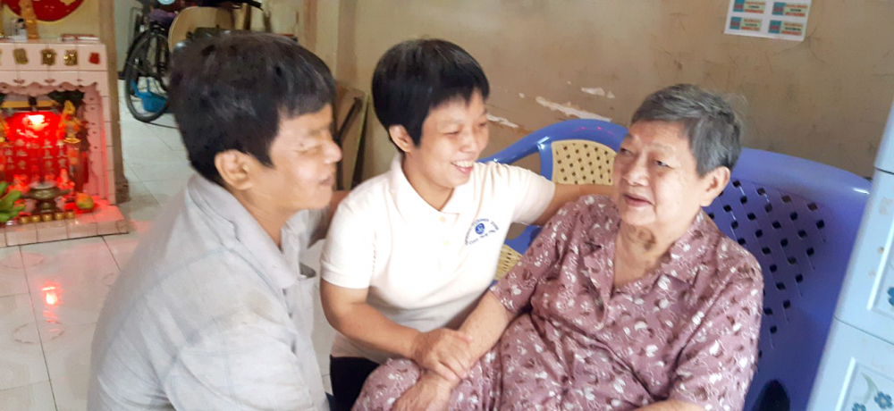 Chị Lâm Trúc Kim (giữa) cùng anh trai vui bên mẹ mỗi ngày 