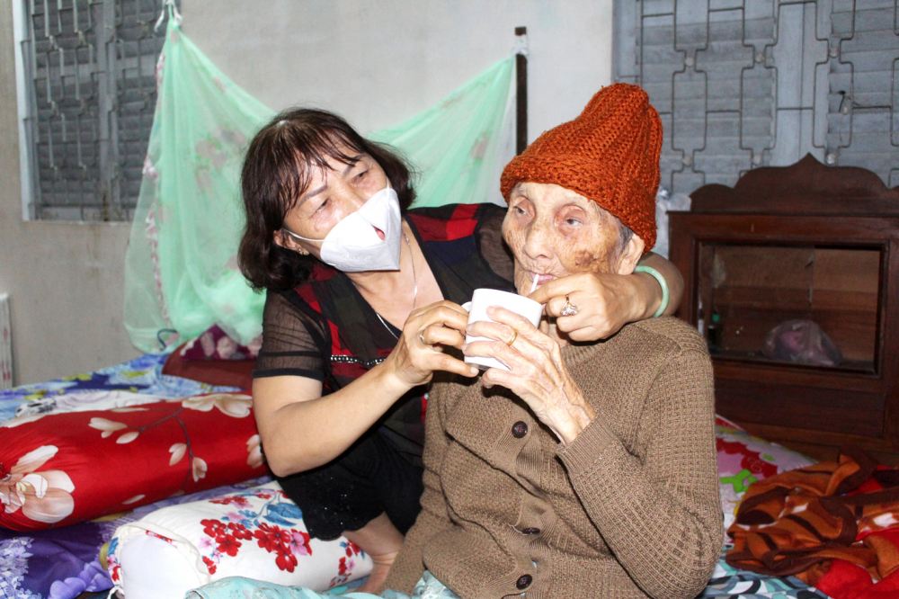 Cô Phan Ngọc Ánh đang chăm sóc mẹ già