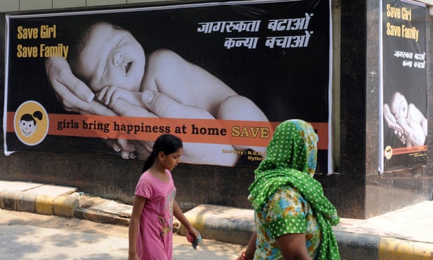 Một chiến dịch quảng cáo ở Delhi khuyến khích các bậc cha mẹ đón nhận việc sinh con gái. Xác định giới tính trước khi sinh đã được hình sự hóa vào năm 1994 nhưng thực tế vẫn còn phổ biến. Ảnh: RAVEENDRAN / AFP / Getty