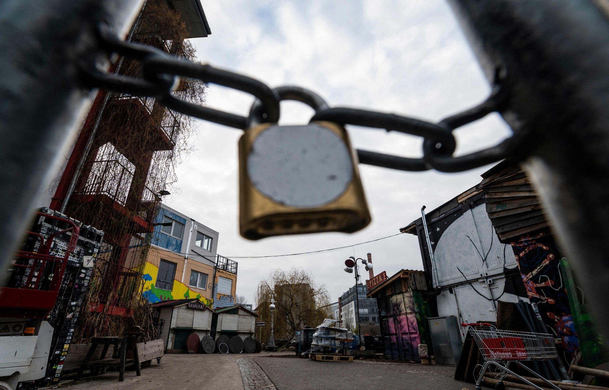 Một cổng bị khóa chặn lối vào khu vực quán bar Holzmarkt 25 trên bờ sông Spree ở Berlin vào thứ Hai