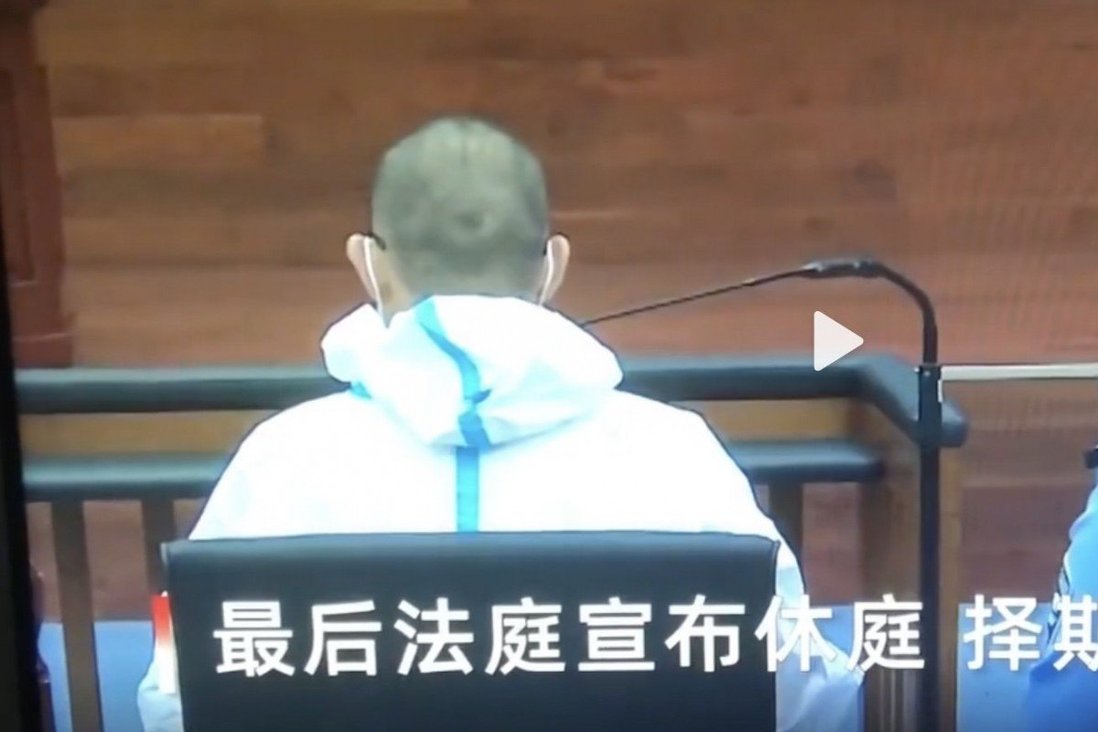 Ảnh chụp màn hình cho thấy phần sau đầu của Zhang Bo (trái) trong phiên điều trần về tội giết người