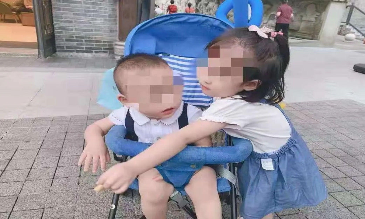 Hai đứa con thơ bị người cha ác độc Zhang ném qua cửa sổ