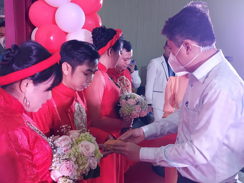 Ông Nguyễn Việt Quế Sơn - Phó Bí thư Quận ủy quận Bình Tân - trao tặng nhẫn cưới cho các cặp đôi. 