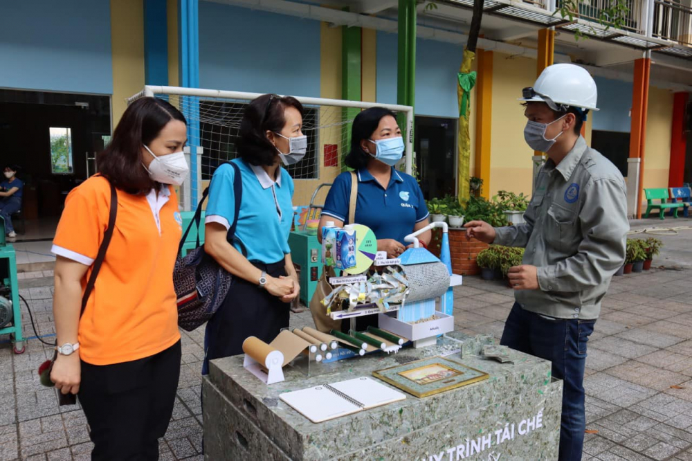 Cán bộ hội viên phụ nữ P.Đa Kao, Q.1 cùng xem hướng dẫn quy trình tái chế rác thải nhựa.