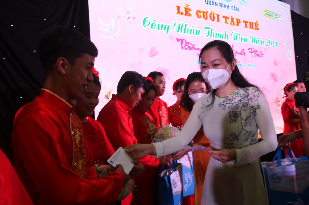 Bà Lâm Thị Ngọc Hoa - Phó chủ tịch thường trực Hội LHPN TP.HCM - đến chung vui, trao quà mừng cưới cho các cặp đôi. 
