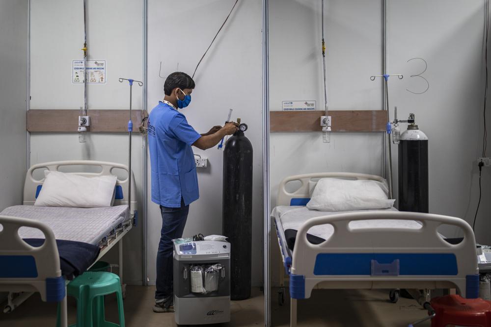 Ấn Độ đang phải khẩn trương tăng cường trang thiết bị y tế cho hệ thống bệnh viện trước nguy cơ biến thể Omicron tấn công quốc gia tỷ dân này - Ảnh: Altaf Qadri/AP