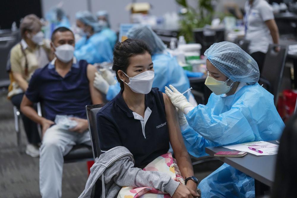 Một nhân viên y tế Thái Lan đang được tiêm mũi tiêm tăng cường bằng vắc xin AstraZeneca. Trước đó, phần lớn người dân nước này được tiêm vắc xin Sinovac và Sinopharm của Trung Quốc - Ảnh: Sakchai Lalit/