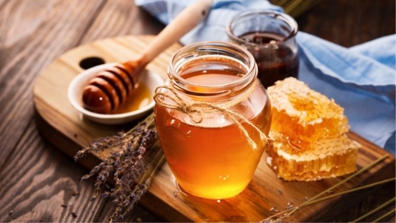 Mật ong hoặc vàng lỏng là nguyên liệu dễ kiếm nhất trong nhà bếp. Nó đóng vai trò như một chất dưỡng ẩm tuyệt vời có nhiều đặc tính kháng khuẩn. Tạo hỗn hợp mật ong và glycerin, thoa lên môi. Để qua đêm và sáng dậy đôi môi đẹp tuyệt vời .