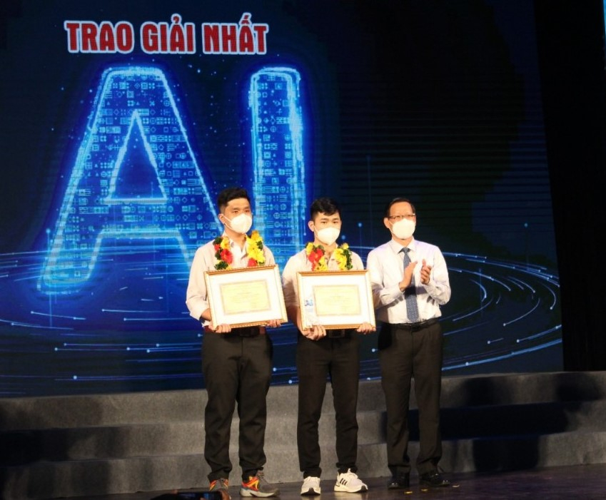 Chủ tịch UBND TPHCM Phan Văn Mãi trao giải Nhất Hội thi.