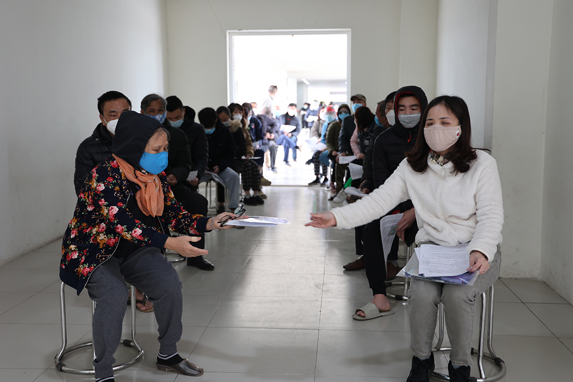 Tại địa điểm tiêm phường Vạn Phúc (quận Hà Đông, Hà Nội) người dân có mặt từ sớm, xếp hàng theo sự hướng dẫn của lượng lượng chức năng để vào tiêm.