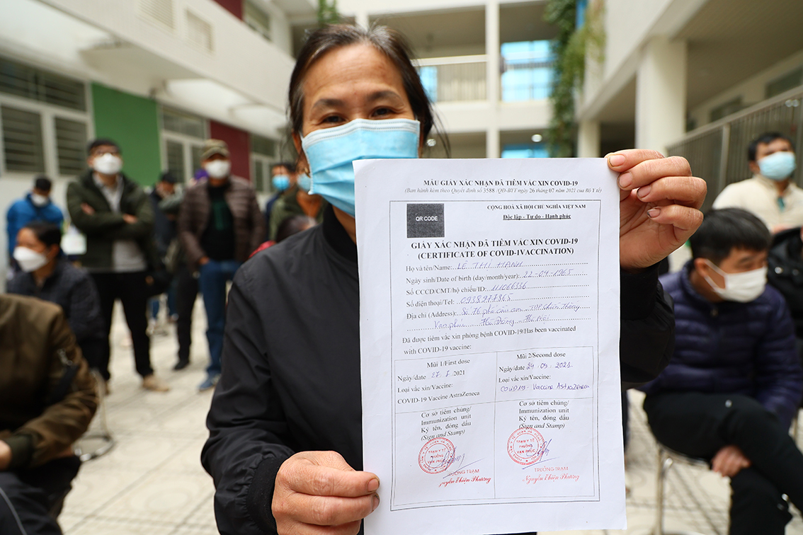 Bà Lê Thị Hạnh - trú tại làng Vạn Phúc vui mừng chia sẻ: 'Tôi thuộc nhóm người trên 50 tuổi nên được tiêm mũi 3 sớm. Sáng nay tôi được tiêm bằng vắc-xin AstraZeneca'.