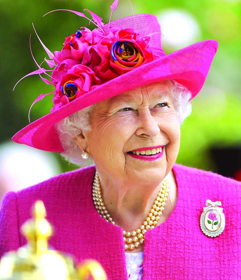 Hình ảnh Nữ hoàng Elizabeth II  luôn gắn liền với những chiếc trâm cài áo
