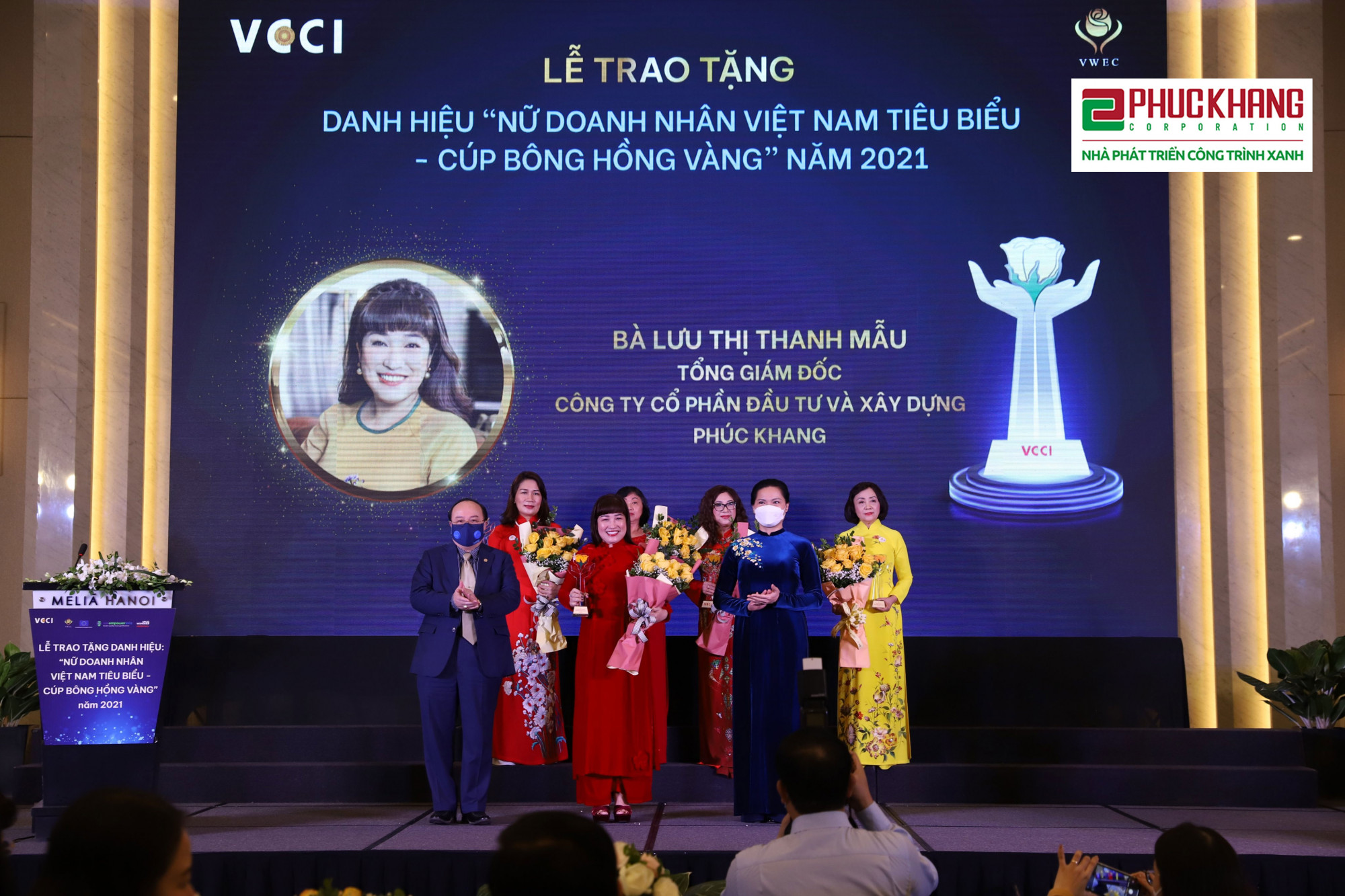 Bà Lưu Thị Thanh Mẫu, Tổng giám đốc Công ty cổ phần Đầu tư và xây dựng Phúc Khang được đại diện Hội LHPN Việt Nam và đại diện VCCI trao tặng cúp và hoa - Ảnh: Phuc Khang Corporation