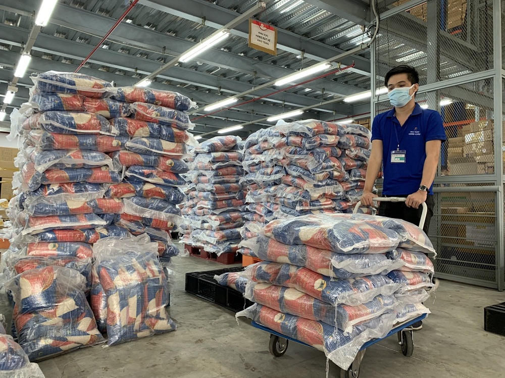 FPT Long Châu tri ân cộng đồng, mong Tết bình an với 210.000 ngày thuốc và 140 tấn gạo - Ảnh: FPT Long Châu