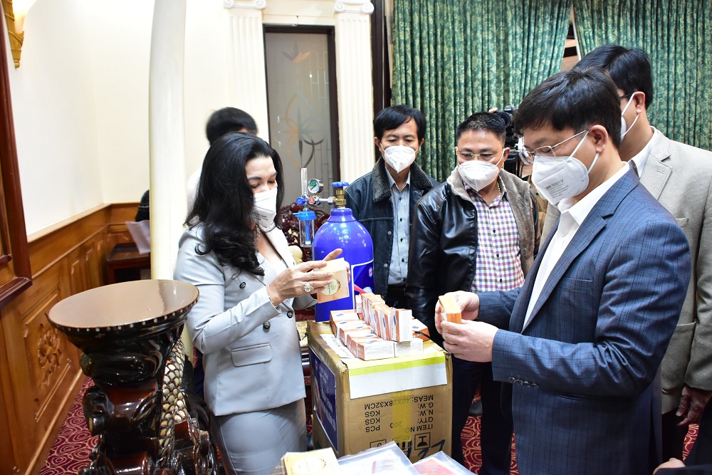 Ông Nguyễn Thanh Bình - Phó chủ tịch UBND tỉnh Thừa Thiên Huế (bìa phải) cùng bà Kim Oanh kiểm tra nguồn thuốc. Ảnh: Quỹ từ thiện Kim Oanh