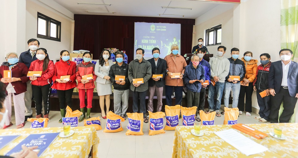 Người khó khăn ở xã Phú Hải, huyện Phú Vang nhận được quà của Quỹ từ thiện Kim Oanh trao tặng. Ảnh: Quỹ từ thiện Kim Oanh