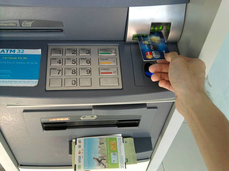 Hiện việc phân bổ máy ATM phần nào bị chi phối bởi yếu tố lợi nhuận nên các NH chưa chú trọng phân bổ cho vùng nông thôn - Ảnh minh họa