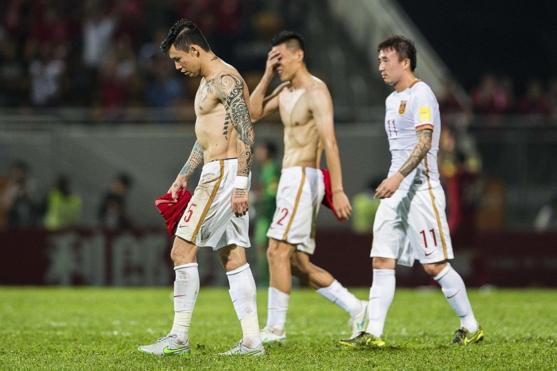 Lệnh cấm sẽ ảnh hưởng đến một số cầu thủ Trung Quốc, trong đó có hậu vệ Zhang Linpeng của Guangzhou FC (trái). Ảnh: EPA