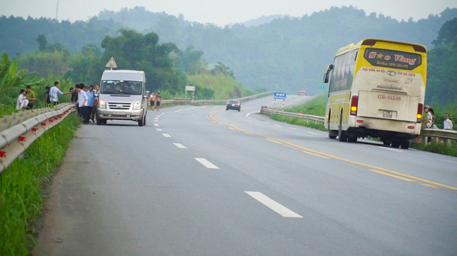 Hình ảnh các nhà xe ngang nhiên dừng đỗ bắt khách trên cao tốc Nội Bài - Lào Cai rất phổ biến - Ảnh: VOV