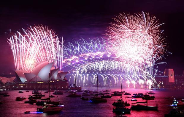 Pháo hoa đêm giao thừa tỏa sáng trên Cầu Cảng mang tính biểu tượng của Sydney và Nhà hát Opera