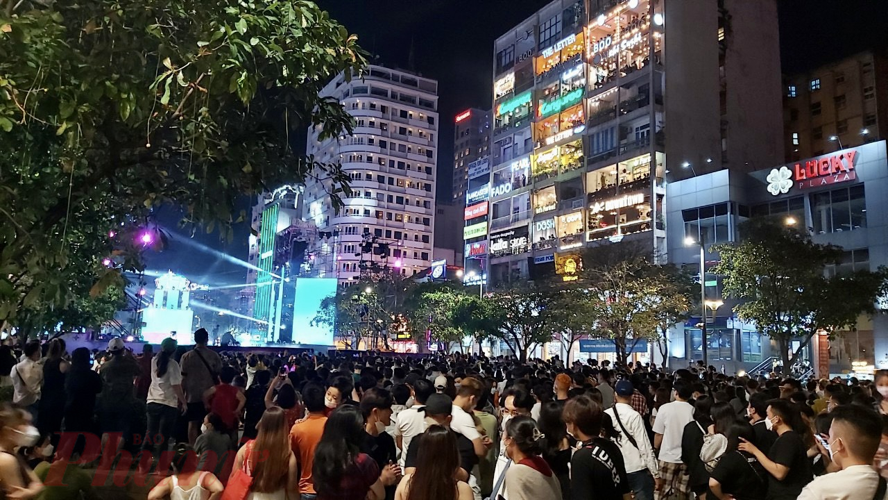 Năm nay, chương trình không mở cửa cho khán giả vào xem trực tiếp. Tuy nhiên người dân khi đến đường đi bộ Nguyễn Huệ đều có thể tận hưởng không khí của đêm nhạc này.