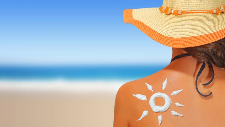 Việc dùng kem chống nắng không đúng cách gây hại cho da tương đương với việc không sử dụng.