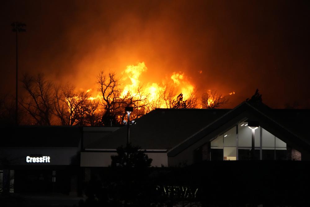 Ước tính có khoảng 580 ngôi nhà, một khách sạn và một trung tâm mua sắm đã bị đám cháy san phẳng và hàng chục nghìn người phải sơ tán