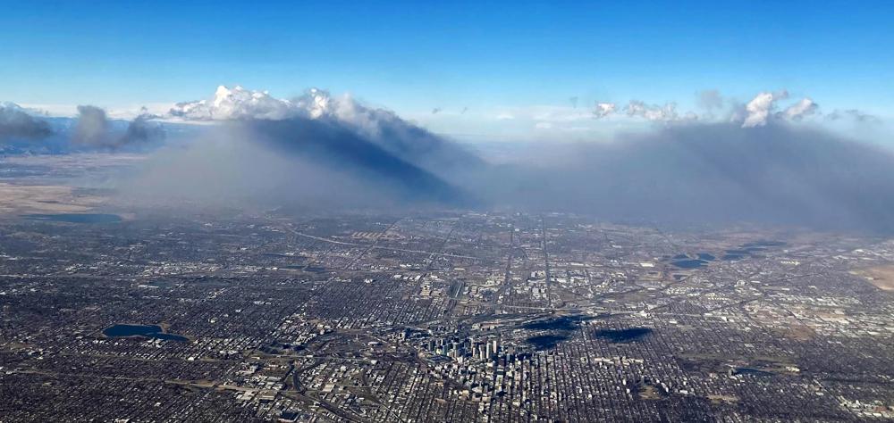 Khói từ đám cháy rừng bốc lên không trung phía bắc Denver vào ngày 30/12
