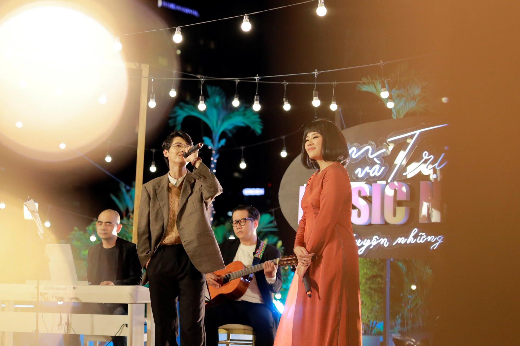 Ca sĩ Avin Lu - người đảm nhận vai Trịnh Công Sơn thời trẻ và Cece Trương - con gái của ca sĩ Cẩm Vân hoà giọng cùng nhau.