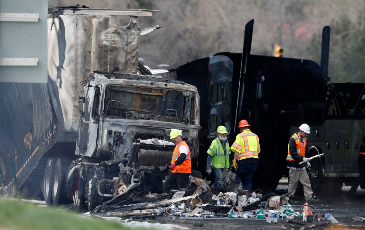 Hiện trường vụ tai nạn thảm khốc xảy ra hôm 26/4/2019 - Ảnh: David Zalubowski/AP