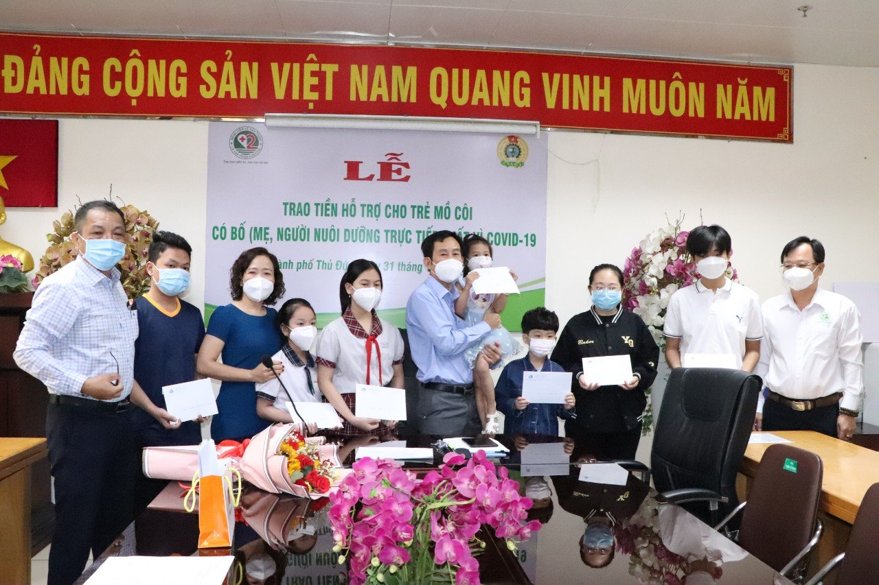 Các bác sĩ Bệnh viện Lê Văn Thịnh nhận bảo trợ cho 10 bé trong vòng 5 năm với hiện kim hàng tháng cùng việc chăm lo sức khỏe cho các bé và người thân
