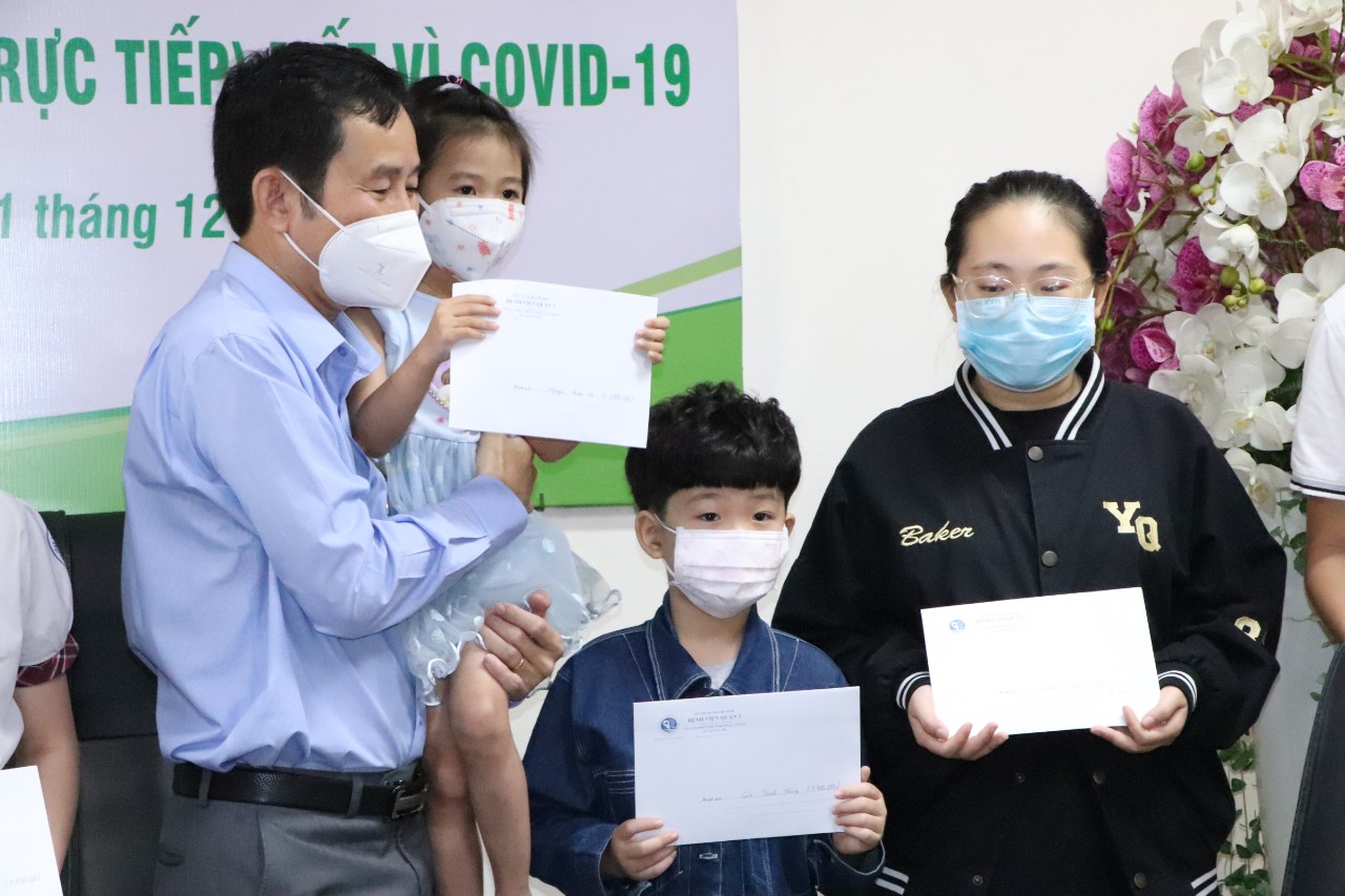 Bác sĩ Trần Văn Khanh - Giám đốc Bệnh viện Lê Văn Thịnh tặng quà cho các bé