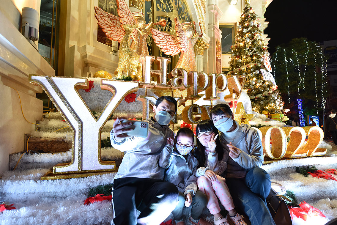 Nhà Hát Lớn, Tràng Tiền Plaza, Vincom Bà Triệu, toà nhà Doji là những điểm thu hút bạn trẻ nhiều nhất do được trang trí chào đón năm mới.