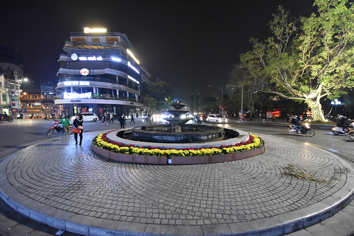 Đêm qua, đường phố Hà Nội bắt đầu nhộn nhịp khi thời khắc giao thừa đến gần.
