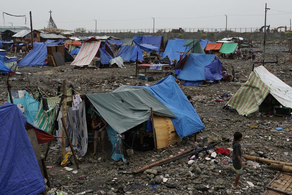 Lều của những cư dân trở thành vô gia cư do bão Rai ở Mambaling, Cebu, miền trung Philippines vào đêm giao thừa