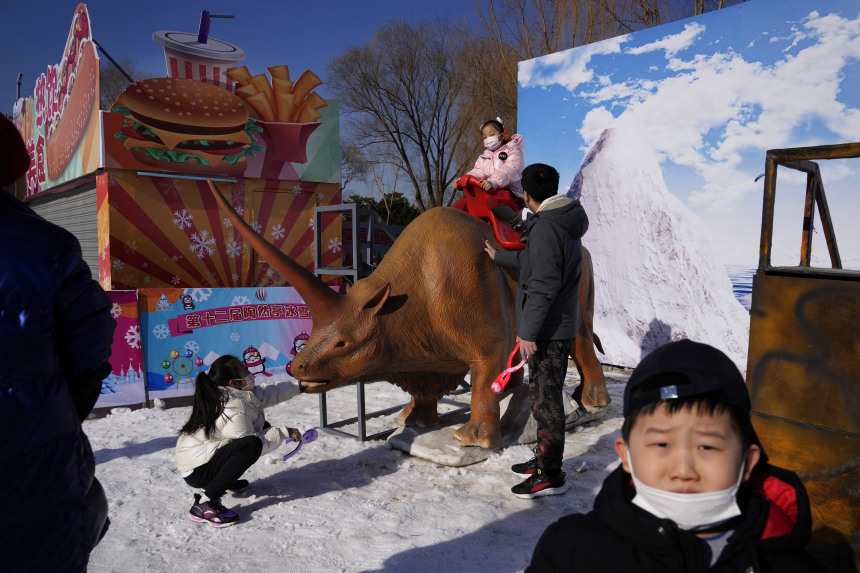 Du khách tận hưởng một chuyến đi theo chủ đề động vật tại một công viên lễ hội mùa đông vào ngày cuối năm ở Bắc Kinh