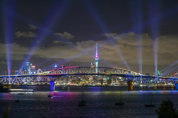 Màn trình diễn ánh sáng từ Skytower và cầu cảng trong lễ kỷ niệm đêm giao thừa ở Auckland vào ngày 1/1/2022