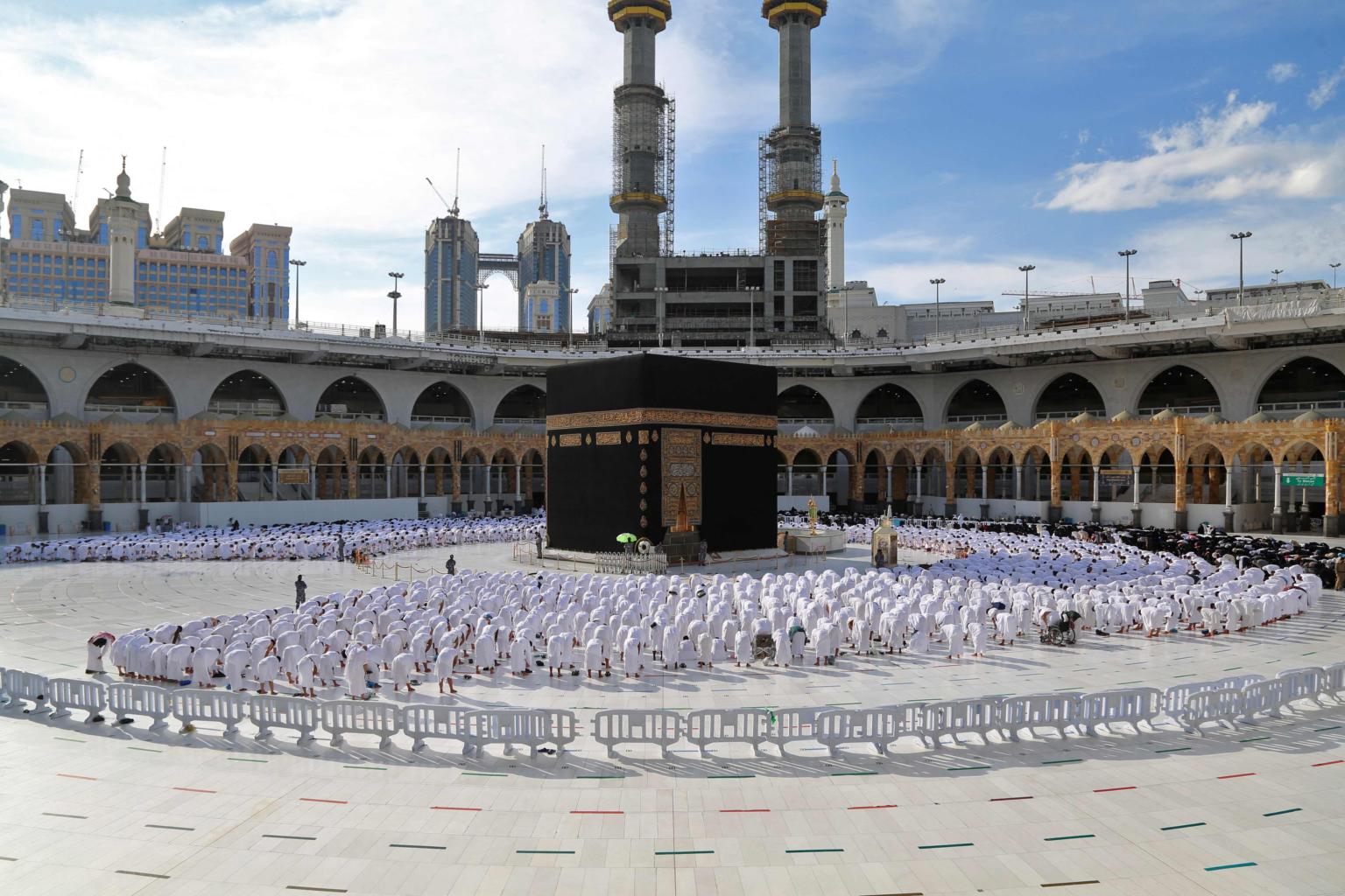  Những hàng người thờ phượng tại thành phố thánh địa Mecca của Ả Rập Xê Út vào ngày 30 tháng 12 năm 2021. ẢNH: AFP