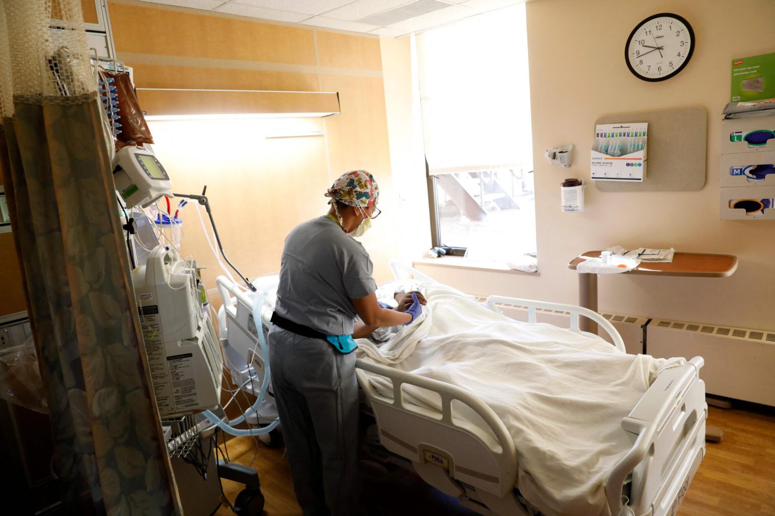 Omicron đã bắt đầu áp đảo một số bệnh viện ở Mỹ, nơi trung bình bảy ngày có 265.427 trường hợp mắc mới. ẢNH: AFP