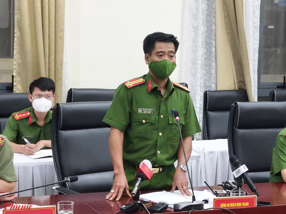 Thượng tá Nguyễn Tiến Đạt thông tin tại buổi họp báo